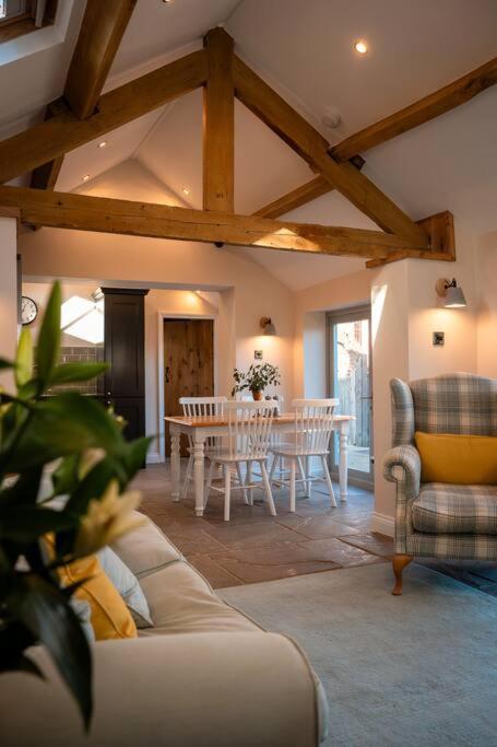The Stables, Converted Barn Outside ヨーク エクステリア 写真